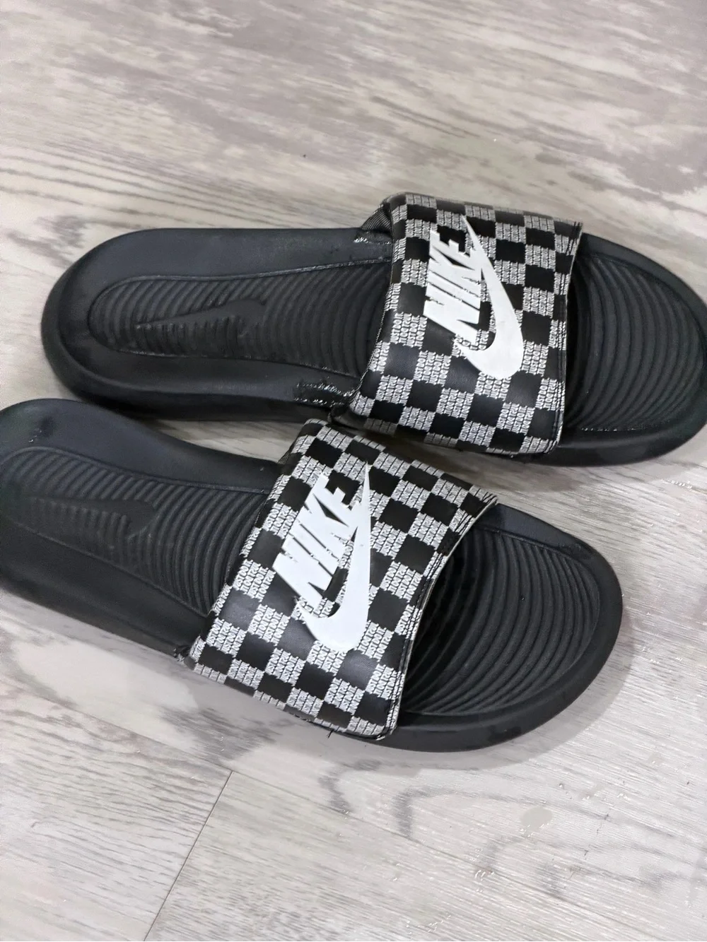 Nike men’s 13” Black & White Checkerboard Slide Sandals